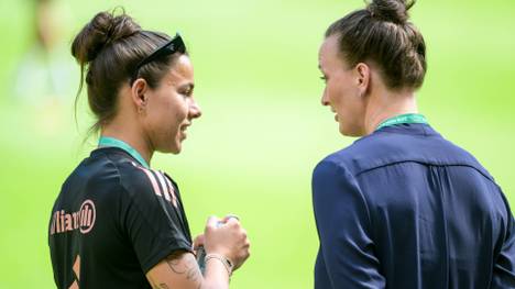 Lena Oberdorf (l.) im Gespräch mit Almuth Schult