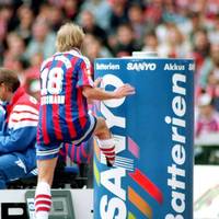 Jürgen Klinsmann wurde beim FC Bayern München nicht nur wegen seiner Tore bekannt, sondern auch wegen des legendären Tonnentritts von 1997. Für Klinsmann war es der Anfang vom Ende, heute jährt sich der Skandal zum 27. Mal.