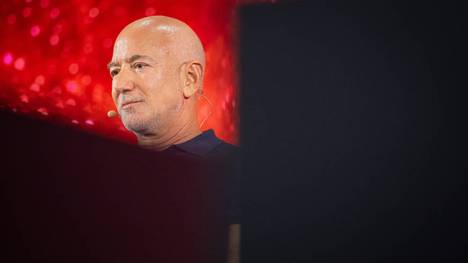 Der FC Liverpool hat sich mit einem Konsortium um Amazon-Gründer Jeff Bezos auf den Verkauf eines 30-prozentigen Klubanteils geeinigt. Der Deal soll rund 1,4 Milliarden Pfund wert sein.