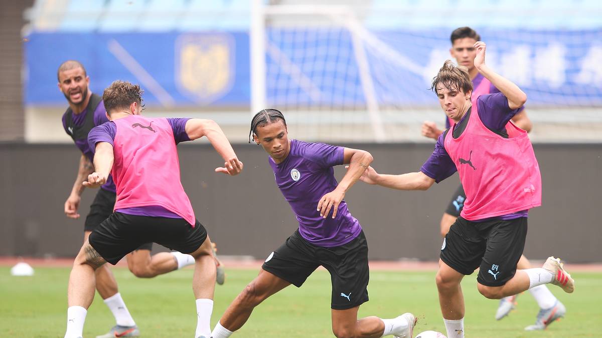 12. JULI: Manchester City löscht ein Video von Sanés Rückkehr aus dem Urlaub. Ein Anzeichen für einen Transfer? Die Gerüchte zerschlagen sich schnell: Nachdem ein unliebsames Sponsorenlogo unkenntlich gemacht ist, erscheint das Video wieder in den sozialen Netzwerken