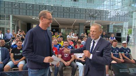 Im STAHLWERK Doppelpass verrät Christoph Daums Sohn den Spitznamen der Trainer-Legende. Das muss der ehemalige Coach sofort erklären und sorgt für einen Lacher.