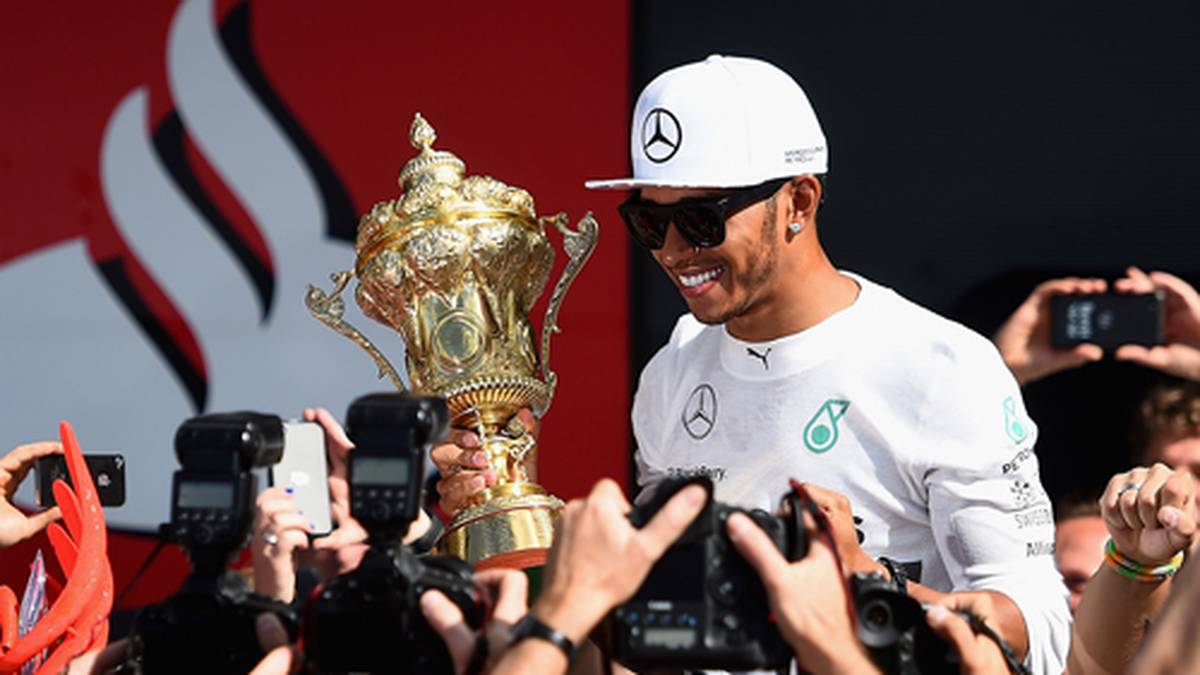 Angesichts des deutlichen Rückstands auf Rosberg steht Hamilton beim Heimrennen in Silverstone enorm unter Druck - besonders nachdem sich Rosberg die Pole schnappt. In Führung liegend muss der Deutsche schließlich im Rennen sein Auto wegen technischen Problemen abstellen. Im Nachhinein ein wichtiger Wendepunkt in der WM - denn Hamilton siegt und holt sich 25 wichtige Punkte