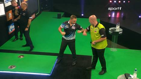 Gerwyn Price startet furios in die Partie gegen Michael van Gerwen und bleibt auch im letzten Leg cool.