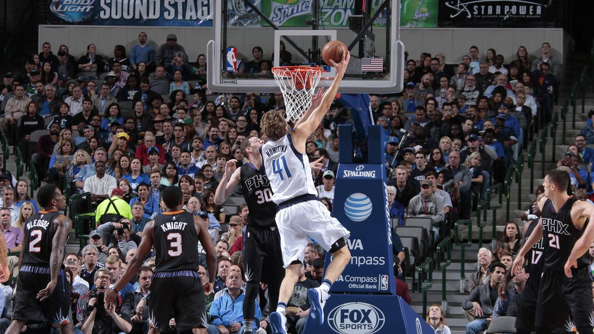 Nowitzki zeigt, dass er auch mit seinen 37 Jahren noch dynamisch zum Korb ziehen kann. Der Würzburger erzielt 14 Punkte und zeigt erneut ein solides Spiel