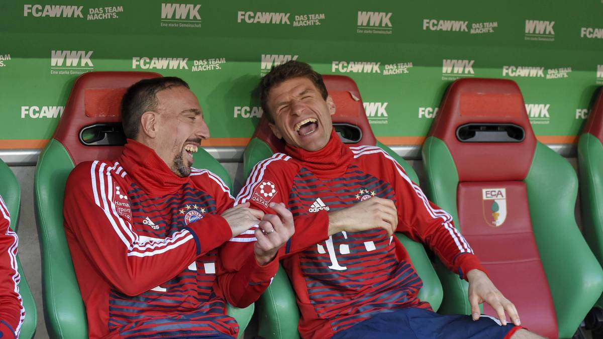 Personell lässt Bayern-Coach Jupp Heynckes nach dem CL-Duell in Sevilla kräftig rotieren und schickt gleich sieben Neue ins Rennen. Auch Franck Ribery (l.) und Thomas Müller nehmen auf der Bank Platz - und haben dabei trotzdem einen Heidenspaß