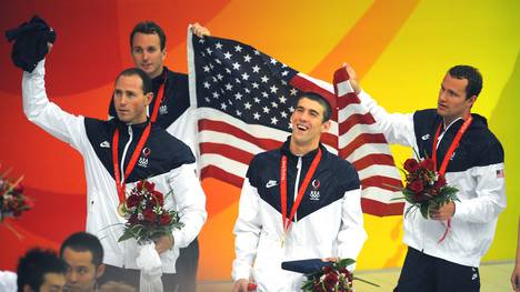 Michael Phelps feierte mit seinen Staffelkollegen seine achte Goldmedaille bei den Spielen von Peking