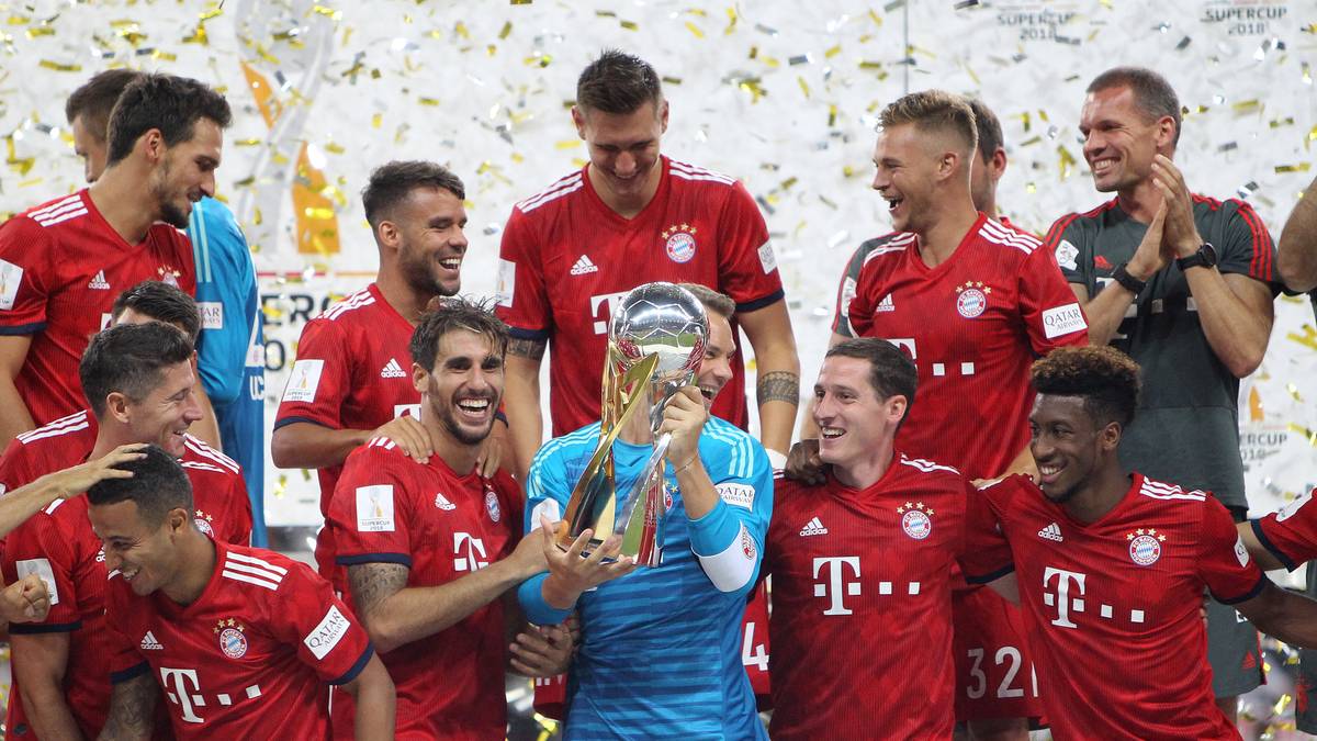 FC BAYERN: Die Bayern schmücken sich nicht nur mit dem Supercup-Titel, sondern tragen als einzige Mannschaft Adidas-Trikots. Das rote Rautenmuster und die dunkelblauen Armbündchen werden mit bereits bekannten V-Ausschnitt, enger Passform und Funktionsstoff kombiniert. Mit dem 10. Platz verpasst der Rekordmeister knapp das Mittelfeld 