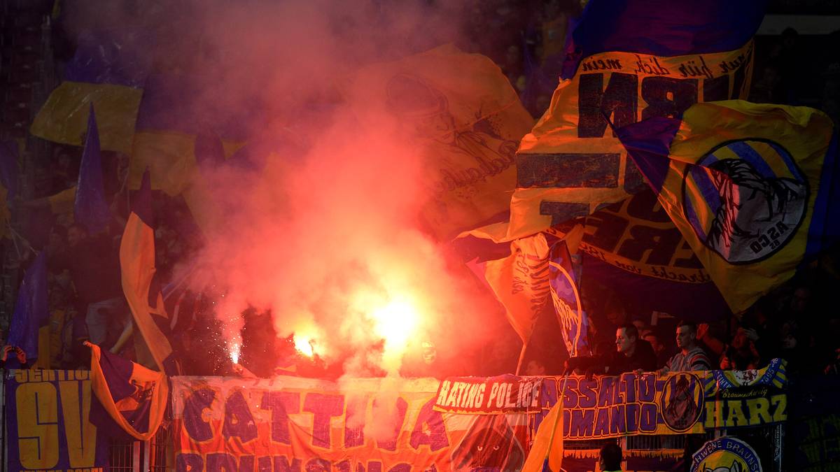 Nicht so klasse: Der Braunschweiger Anhang teilt erst mal via Pyrotechnik mit, dass er im Ländle angekommen ist
