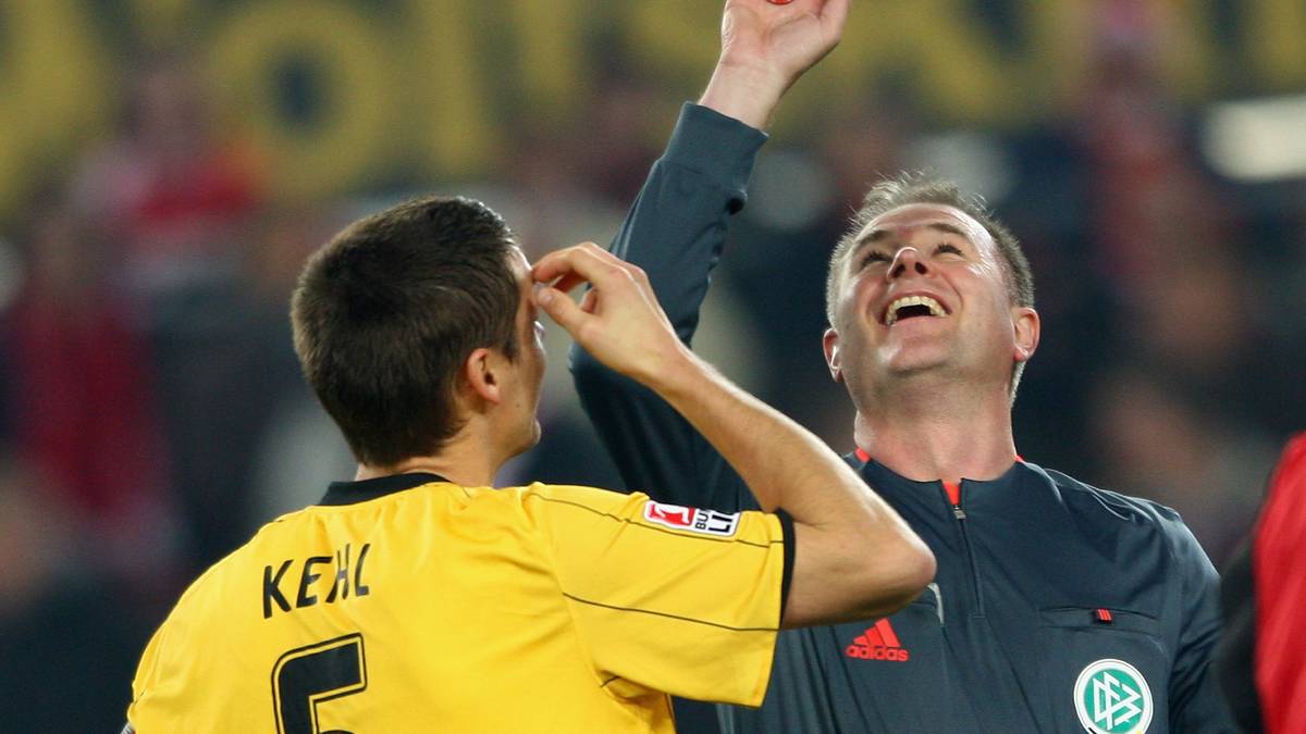 MÜNZWURF: Bis jetzt durfte sich der Gewinner des obligatorischen Münzwurfs immer die Seite auswählen, von der er spielen wollte. Nun darf der Gewinner zwischen Seitenwahl und Anstoß wählen