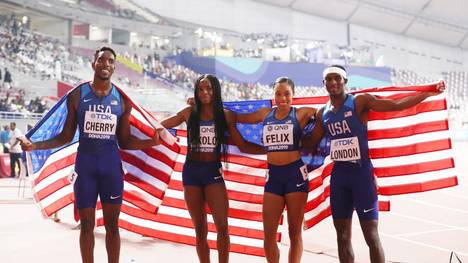 Wilbert London, Michael Cherry, Courtney Okolo und Allyson Felix holen das Gold für die USA bei der Mixed-Premiere