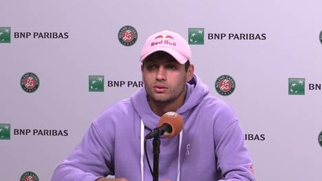 Matteo Arnaldi muss sein Halbfinale in Roland Garros gegen seinen Landsmann Flavio Cobolli krankheitsbedingt absagen. Auf der Pressekonferenz zeigt sich Cobolli betroffen über das Aus seines Kollegen.