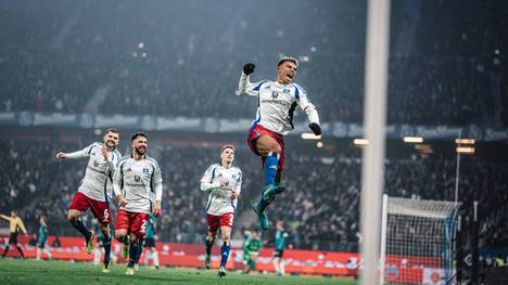 Torschütze Ransford Königsdörffer vom Hamburger SV bejubelt den 1:0-Siegtreffer gegen den 1. FC Köln.