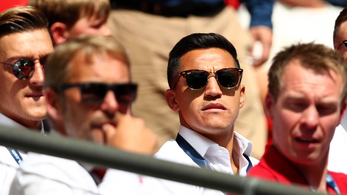 ALEXIS SANCHEZ: Offiziell fehlte der Chilene bei einer Partie des FC Arsenal wegen einer Bauchmuskelzerrung. Dann jedoch passierte Sanchez selbst ein Missgeschick