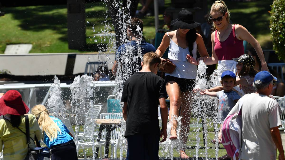 Ebenfalls beliebt sind alle Plätze, an denen man sich mit etwas Wasser abkühlen kann. SPORT1 zeigt die besten Bilder und Geschichten rund um die Australian Open