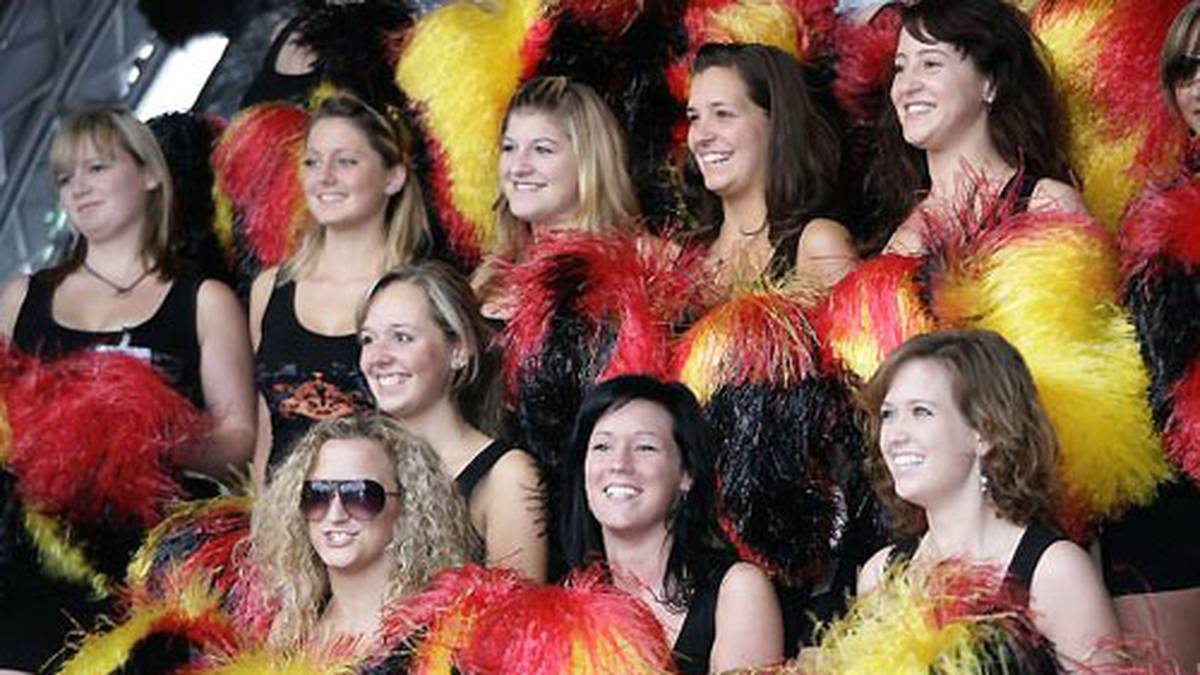 Ein schöner Ausschnitt deutscher Fan-Kultur: Auch die Grid Girls sind in Hockenheim begeistert