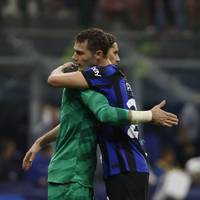 Inter Mailand hat sich vorzeitig die italienische Meisterschaft gesichert - ausgerechnet im Stadtderby. Mit Yann Sommer und Benjamin Pavard feiern auch zwei ehemalige Bayern-Stars. Hakan Calhanoglu schiebt die Party an.