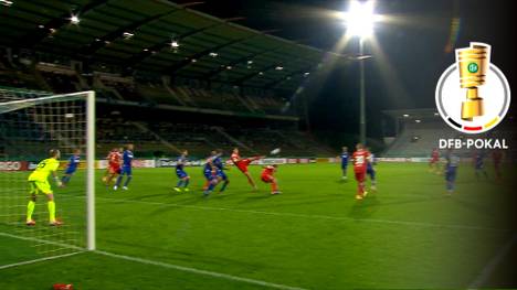 Union Berlin gewinnt n der 1. Pokalrunde des DFB-Pokals mit viel Mühe erst nach Verlängerung mit 1:0 beim Zweitligisten Karlsruher SC. Der vom SC Freiburg verpflichtete Nico Schlotterbeck trifft in der 118. Minute artistisch für die Hauptstädter.