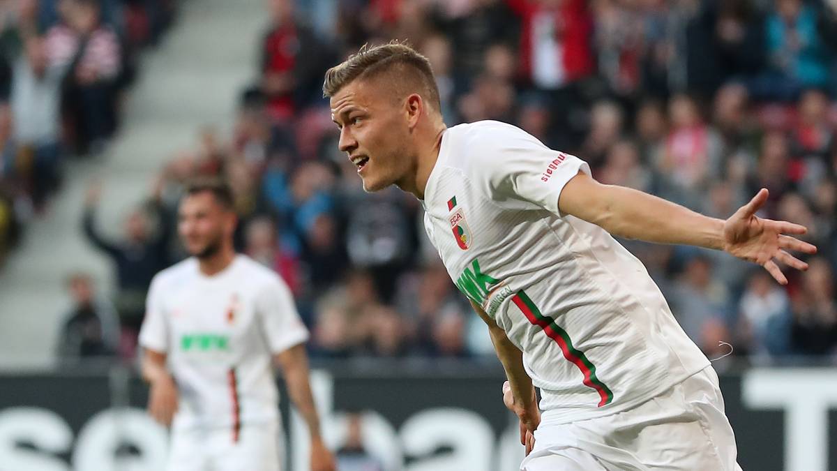 6. SPIELTAG - Was für ein Comeback! Nach langer Verletzungspause läuft Angreifer Alfred Finnbogason erstmals in dieser Saison für Augsburg auf und trifft beim 4:1-Sieg gegen Freiburg dreimal - per rechter Hacke, Elfmeter und Linksschuss