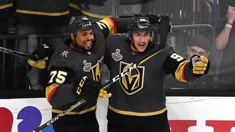 2018 NHL StaThomas Nosek (r.) wurde für die Vegas Golden Knights zum Matchwinnernley Cup Final - Game One