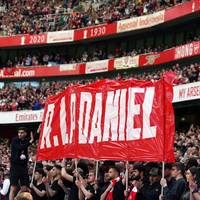 Der FC Arsenal gedenkt des ermordeten Teenagers Daniel Anjorin vor dem Liga-Spiel gegen den AFC Bournemouth. Während des Spiels applaudieren ihm die Fans der Gunners.