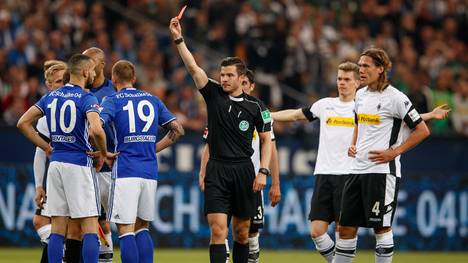 Harm Osmars zeigt Nabil Bentaleb von Schalke 04 die Rote Karte