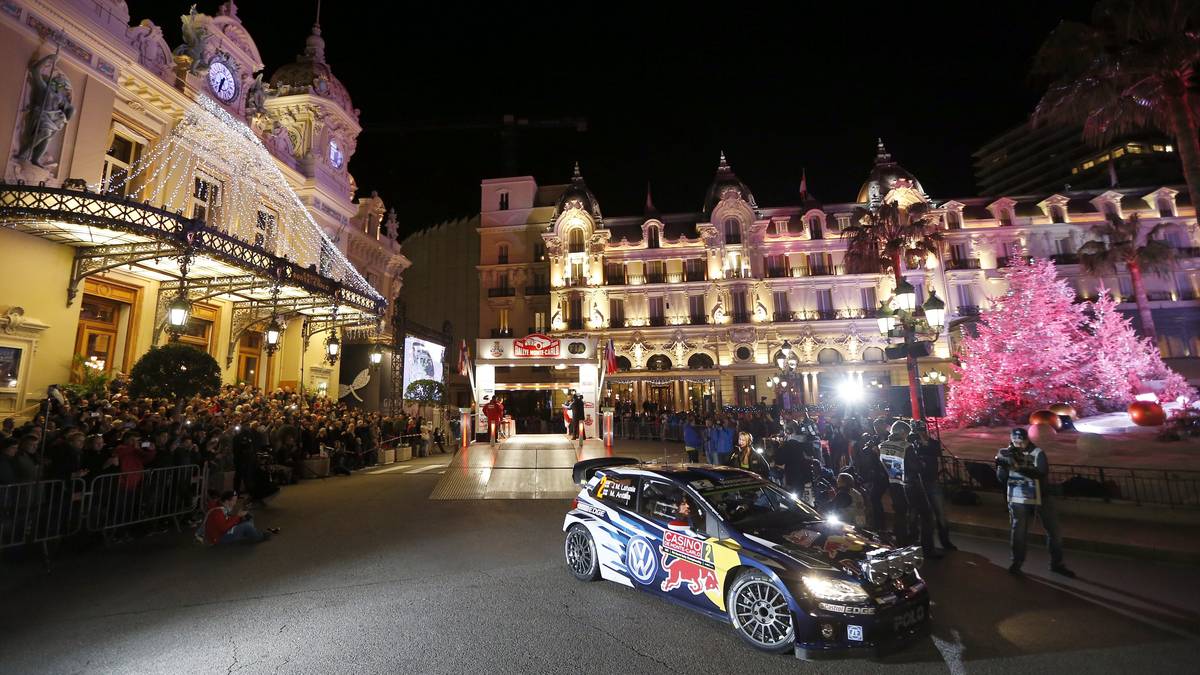 Die Kulisse beim Start in Monacos Stadtbezirk ist auf alle Fälle beeindruckend. Vom 21. bis 24. Januar rasen die Rallye-Fahrer in Monte Carlo um die Wette. Gesucht wird Ogiers Nachfolger