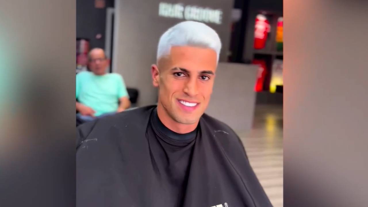 Joao Cancelo färbt sich die Haare Platinblond und unterschreibt Bayern-Trikot