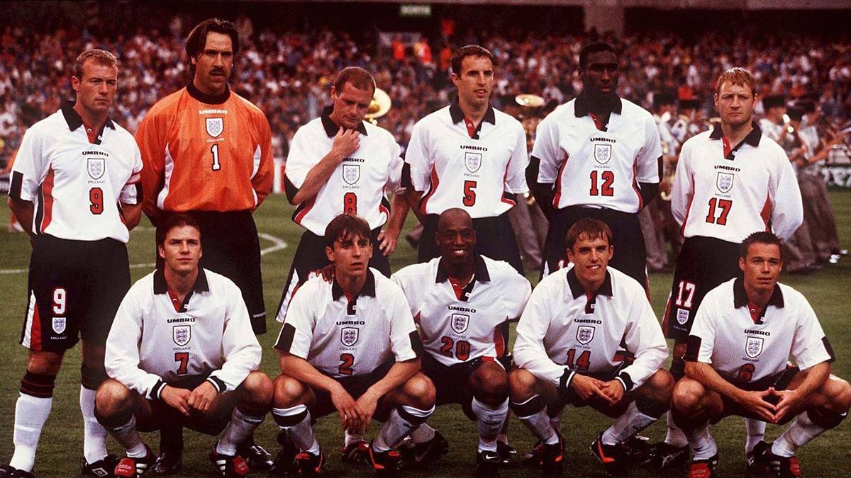 Gemeinsam mit vielen alten Haudegen wie Alan Shearer, David Seaman und Paul Gascoigne visiert der junge Beckham die Qualifikation für WM 1998 in Frankreich an