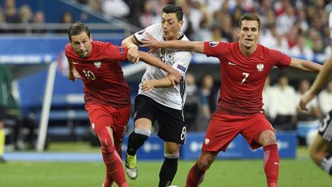 Mesut Özil (M.) kam mit dem DFB-Team gegen Polen nicht über ein 0:0 hinaus