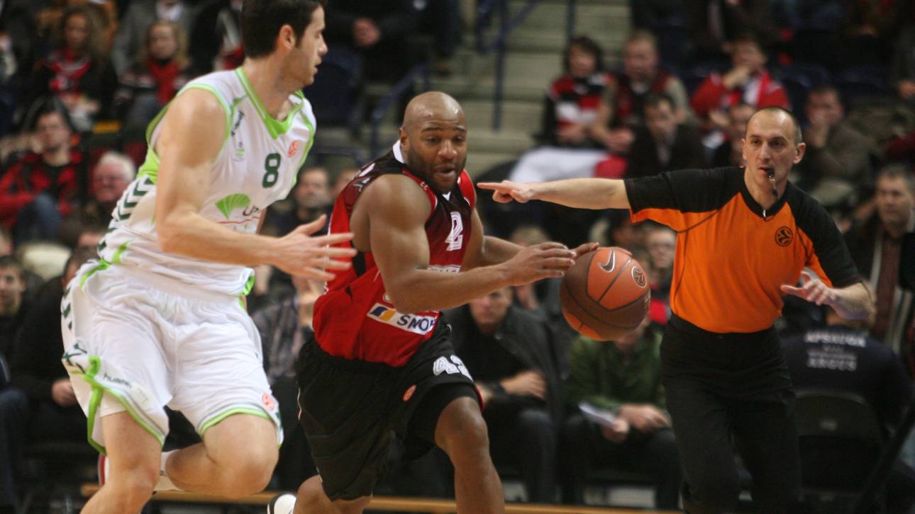 Lietuvos Rytas player Khalid El-Amin (R)