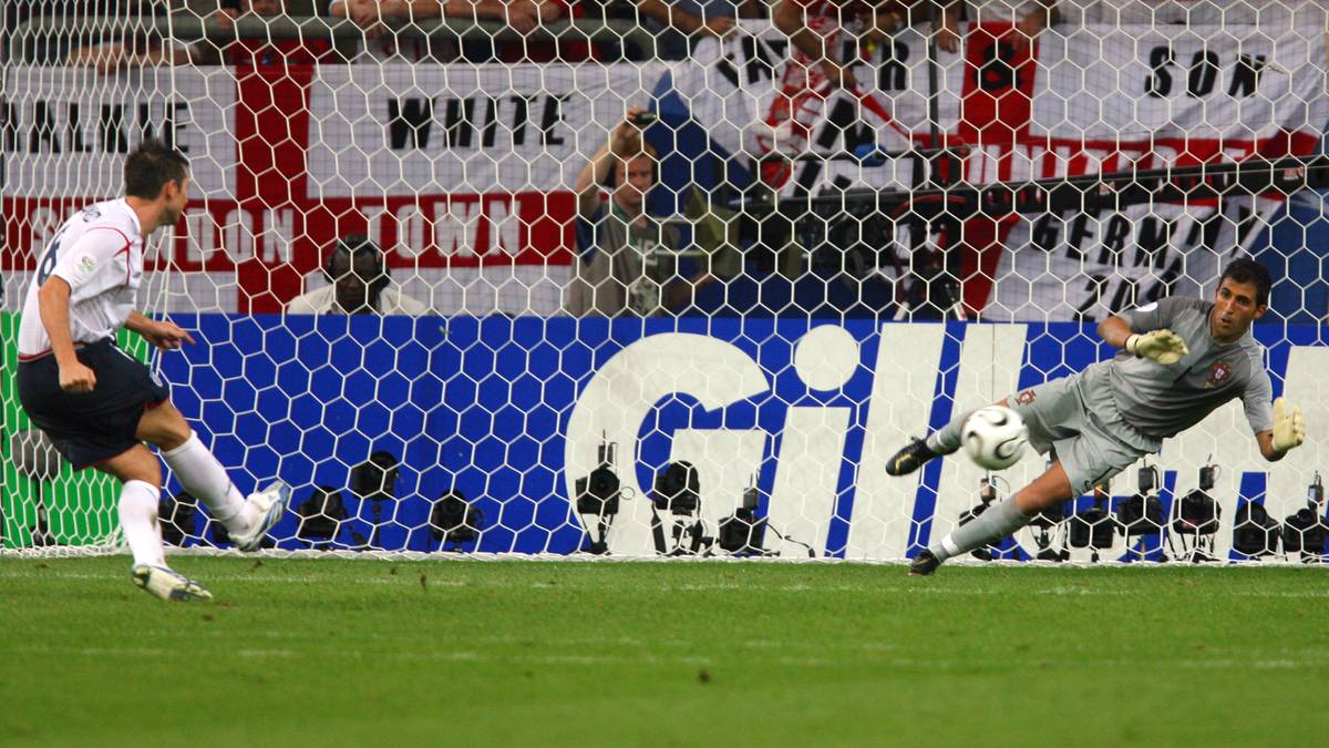 Auch in der Nationalmannschaft ist Lampards Rolle eher tragisch. Bei der WM 2006 verschießt er ebenso wie Steven Gerrard und Jamie Carragher im Viertelfinale im Elfmeterschießen gegen Portugal. 2007 trifft er im Quali-Spiel gegen Kroatien zwar - England verliert aber mit 2:3 und verpasst die EM 2008