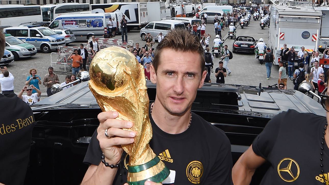 Bei Auslosung: Klose trägt WM-Pokal