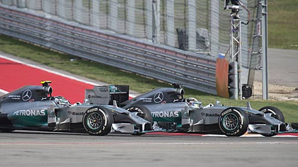 In Austin holt Hamilton seinen fünften Sieg in Folge. Rosberg gewinnt zunächst den Start gegen Hamilton und kann seine Führung auch nach einer frühen Safety-Car-Phase verteidigen. Anschließend liefert sich das Duo das bekannte Privat-Duell. Hamilton jagt, Rosberg verteidigt seine Position mit allen Mitteln.   Auch nach dem ersten Boxenstopp kann der Deutsche seinen Rivalen auf Distanz halten. Doch in der 24. Runde hat sich Hamilton Rosberg zurechtgelegt und quetscht sich eiskalt vorbei