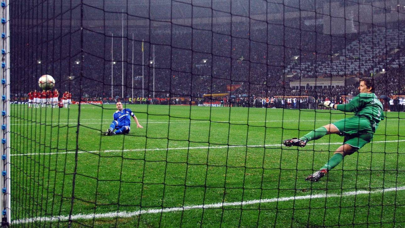 Mit diesem Fehlschuss im Elfmeterschießen des Champions-League-Finales 2008 gegen Manchester United verpasste es John Terry (l.), den FC Chelsea zum kontinentalen König zu krönen