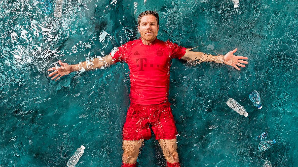 Symbolisch treibt der Spanier zwischen Plastikflaschen im Wasser. In einem Statement erklärt er, es sei "eine tolle Gelegenheit, darauf aufmerksam zu machen, wie wichtig es ist, die Weltmeere zu schützen"