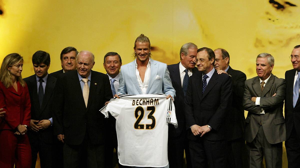 Im Sommer 2003 wechselt Beckham für geschätzte 35 Millionen Euro zu Real Madrid. Die Königlichen stellen sich für viel Geld einen Kader internationaler Superstars zusammen - und da passt ein Charakterkopf wie er natürlich perfekt ins Suchprofil