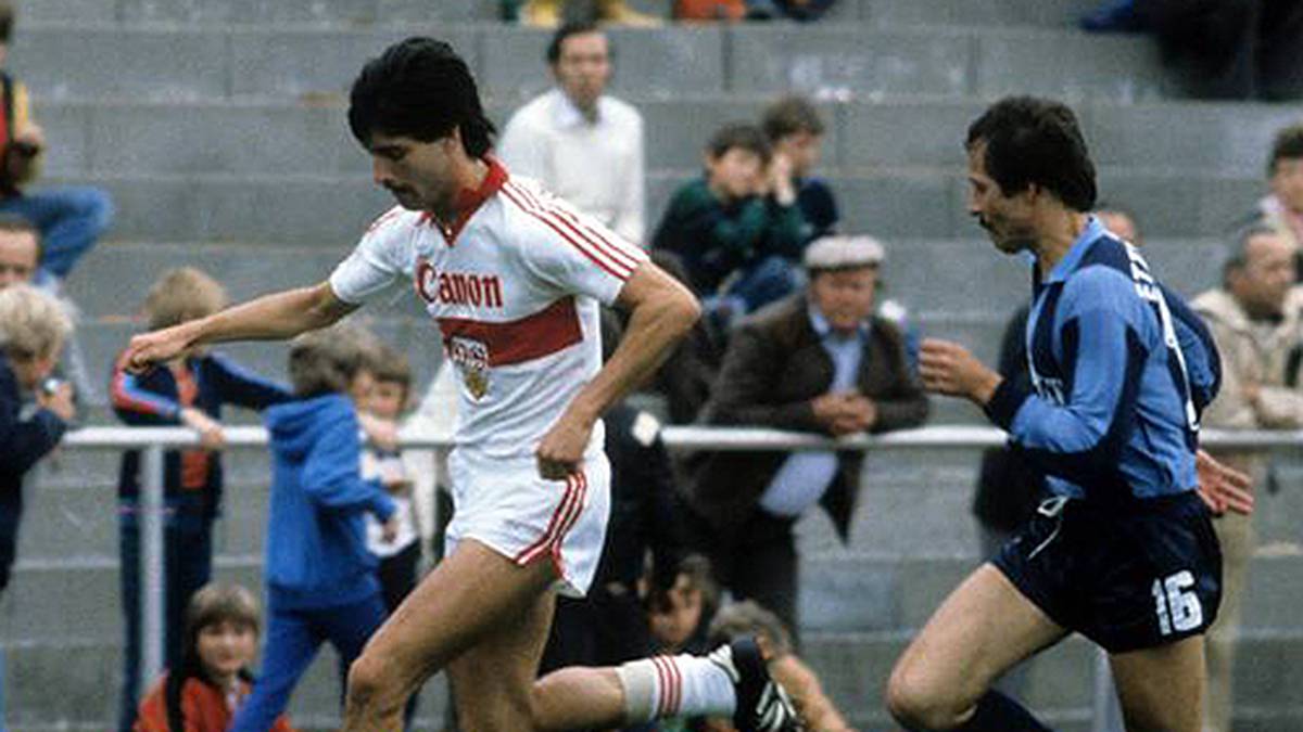 Als Spieler hoffte Joachim Löw 1980/81 auf den großen Durchbruch. Doch seine erste Bundesliga-Saison verlief enttäuschend. Für den VfB Stuttgart kam er nur zu vier Einsätzen. Frustriert wechselte er danach zu...