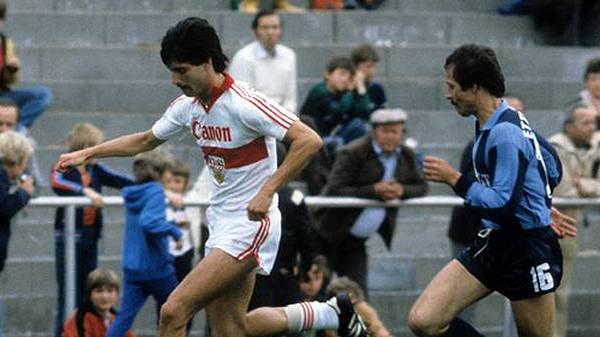 1980/1981 war Joachim Löws erste Bundesliga-Saison. Sie verlief enttäuschend. Für den VfB Stuttgart kam er nur zu vier Einsätzen. Frustriert wechselte er danach zu ...
