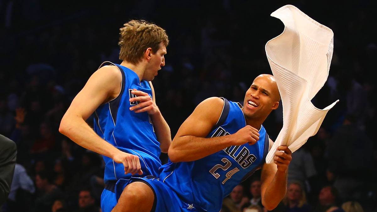 DALLAS MAVERICKS: Der Nächste bitte! Nachdem bekanntlich bereits DeAndre Jordan den Dallas Mavericks trotz seiner Zusage einen Korb gegeben hat, unterschreibt jetzt offenbar auch Richard Jefferson bei einem anderen Team - obwohl er sich mit Dallas schon einig war. Wie "ESPN" berichtet, steht der 35 Jahre alte Forward kurz vor einer Unterschrift bei den Cleveland Cavaliers von LeBron James und verlässt damit die Mavs von Dirk Nowitzki