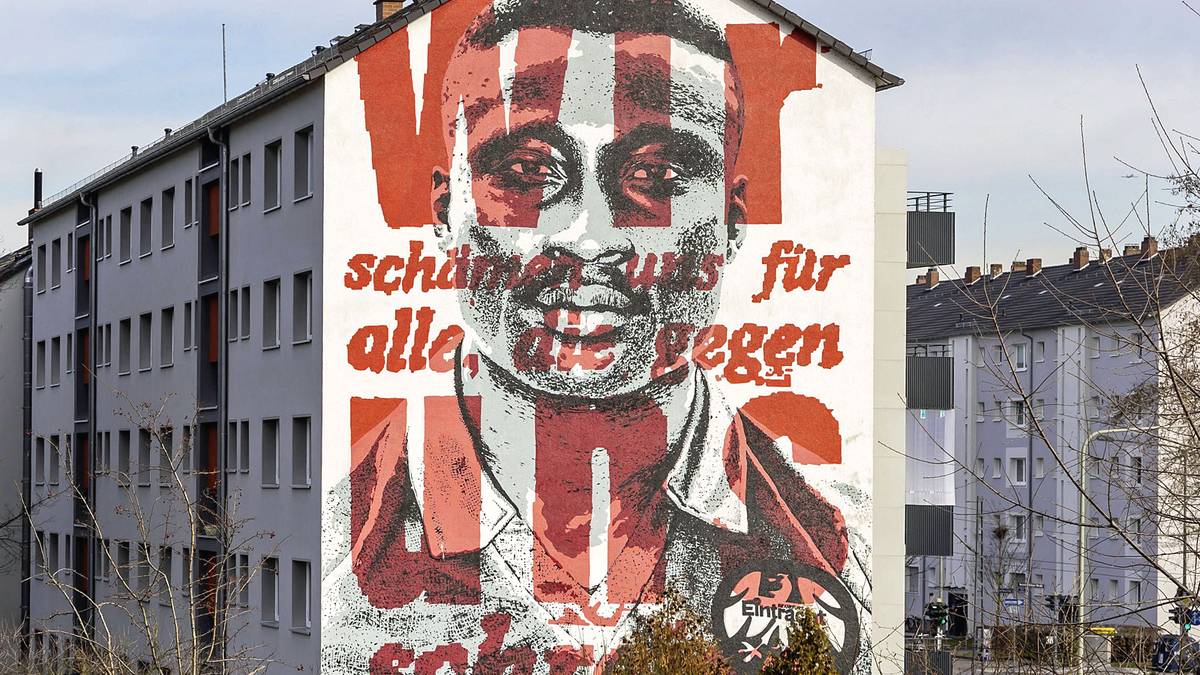 Das Porträt von Anthony Yeboah an der Hausfassade in Frankfurt