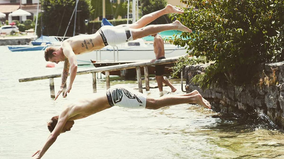 Die Gladbacher bereiten sich am Tegernsee auf die neue Saison vor - die Flügelstürmer Andre Hahn und Patrick Herrmann trainieren beim Sprung ins kühle Nass ihre Synchronität
