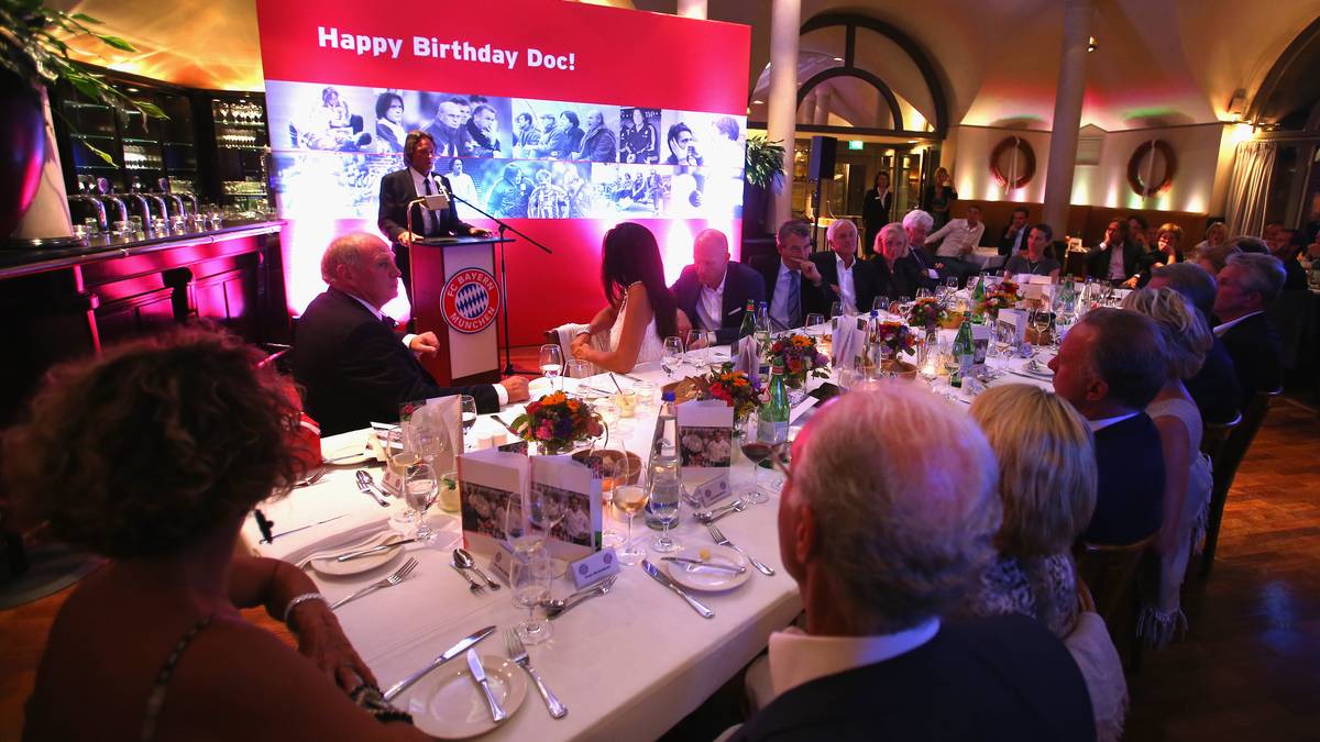 Im August 2012 feiert der FC Bayern den 70. Geburtstag seines langjährigen Arztes im großen Stil
