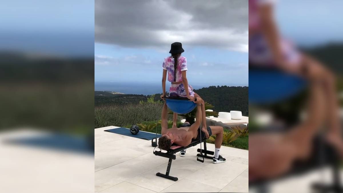 Bayern-Star Leon Goretzka zeigt im Urlaub, wie er seine Muskeln stählt. Er trägt seine Freundin einfach auf Händen.