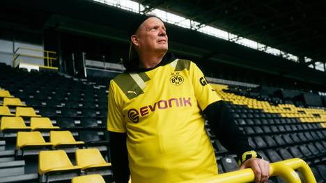 Passend zum Auftakt des DFB-Pokals präsentiert Borussia Dortmund das neue Cuptrikot 22/23. Das Design soll an 1989 erinnern, als der BVB den DFB-Pokal gewann. 