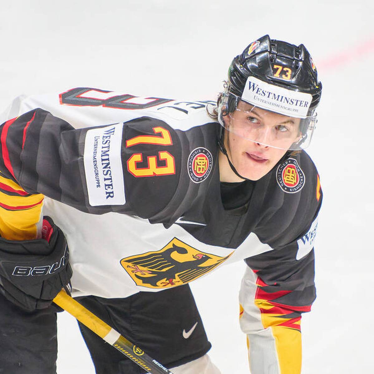 Eishockey-Talent Lukas Reichel feiert ein erfolgreiches Debüt in der NHL. Der 19-Jährige gewinnt sein erstes Spiel mit den Chicago Blackhawks.