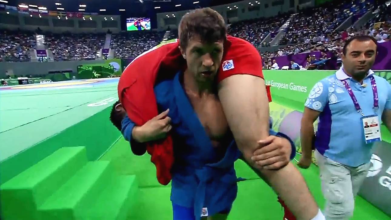 Sieger trägt Verlierer von der Matte