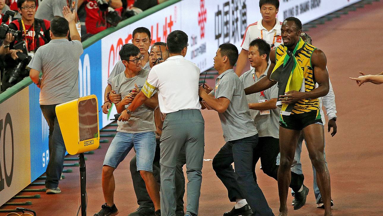 Nach Usain Bolts weltmeisterlichem Rennen über 200 Meter bedrängte ein Fan den Jamaikaner im Innenraum
