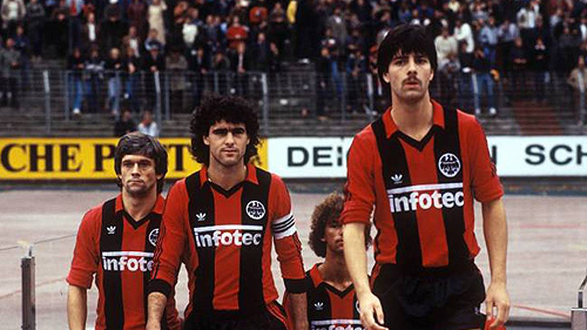 Eintracht Frankfurt. Dort durfte Löw (hier mit Ralf Falkenmeyer, Bruno Pezzey und Werner Lorant) auf seiner bevorzugten Position im offensiven Mittelfeld auflaufen. Etablieren konnte er sich aber auch dort nicht