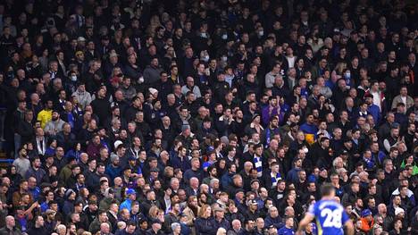 In der "Safe Standing Area" standen die Fans des FC Chelsea an der Stamford Bridge während der Partie gegen Liverpool