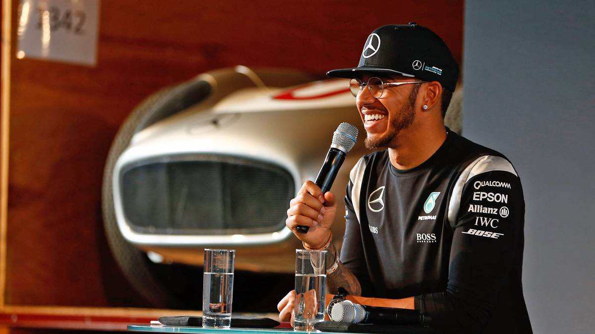 F1-Champ Lewis Hamilton schwärmt von seinem neuen Dienstauto: "Wir haben allen zu diesem großartigen Silberpfeil gratuliert"